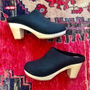 Bryr Chloe Clogs in Coal NWOT